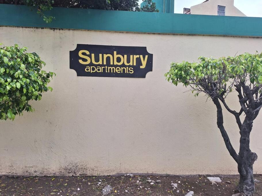 Chateau Central At Sunbury Apts Kingston Exterior foto