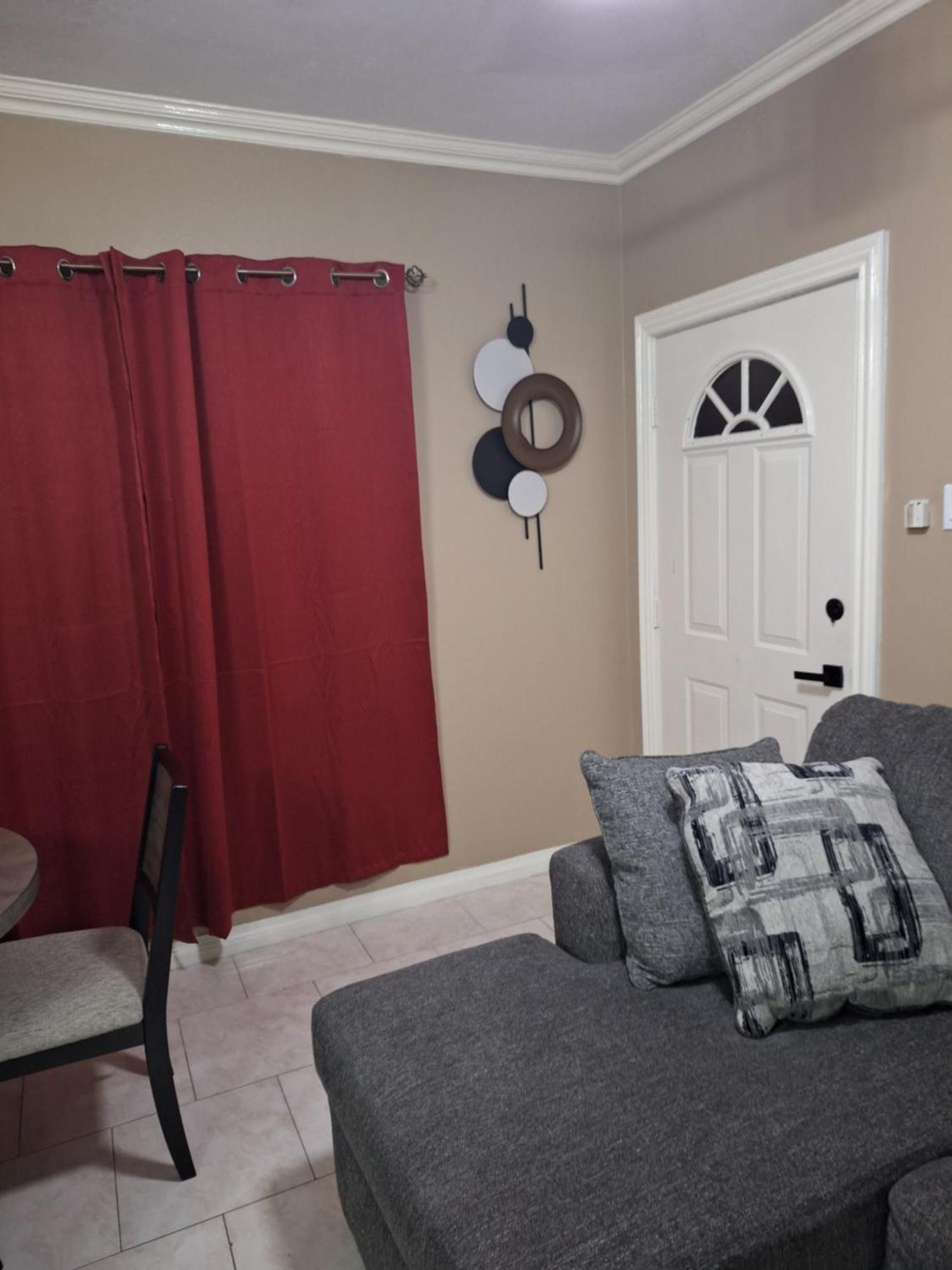 Chateau Central At Sunbury Apts Kingston Exterior foto